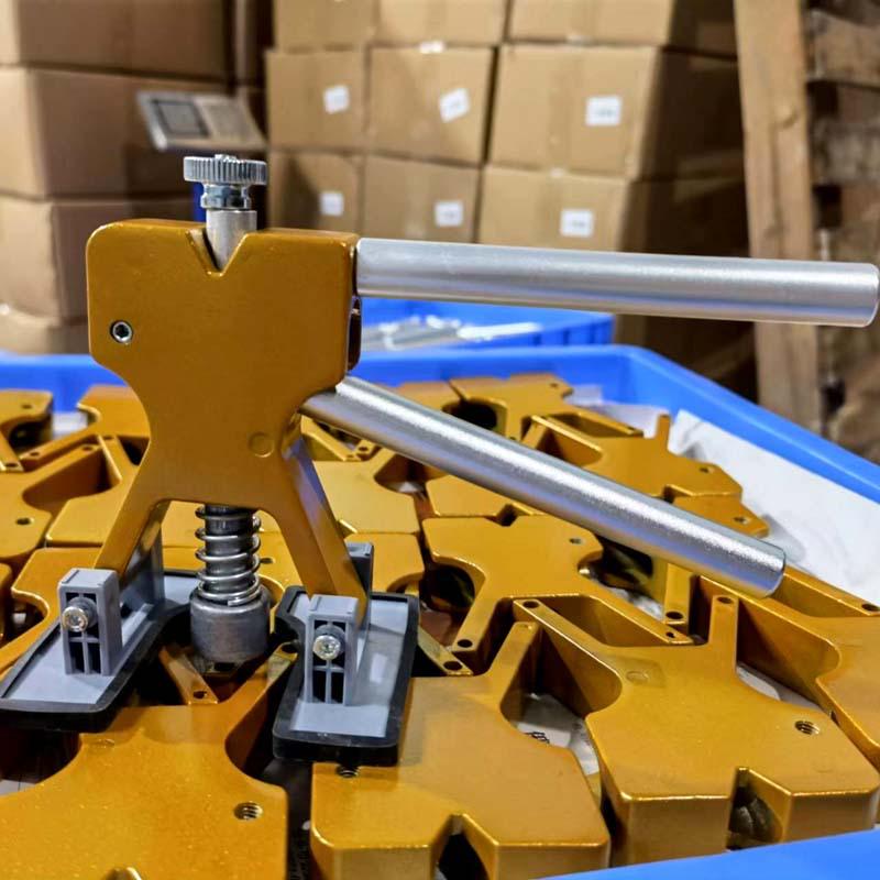 Set de instrumente de reparare a denturilor auto cu extractor de aspirație și 18 garnituri pentru repararea deteriorărilor din tablă și grindină.