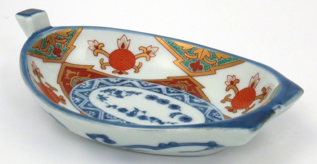 Ishimaru Pottery (HASAMI Porcelain) Hayashikuro Kiln Gorgeous Old Imari Style Boat-Shaped Small Plate (Side Plate) with Treasure Pattern