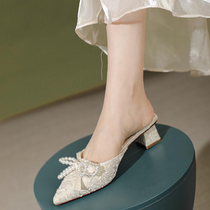 Baotou bär halvtofflor, damsommar 2025 nya damskor är populära i år, spetsig mellanhäl tjock häl svala tofflor