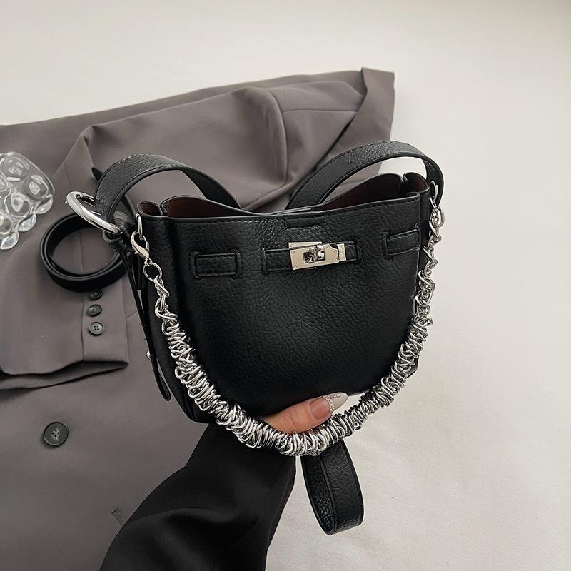 Crossbody bag women's bag 2025 new niche design summer small bag versatile high-end foreign gas chain bucket bag