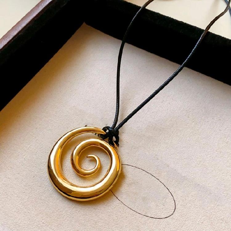 Simple and Elegant Metal Pendant Necklace Youthful Adult Jewelry Autumn Winter Jewelry for Casual and Formal Occasions