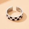 Schachbrettmuster Schwarz-Weiß Emaille Titanstahl Ring - Retro Modeaccessoire für Damen
