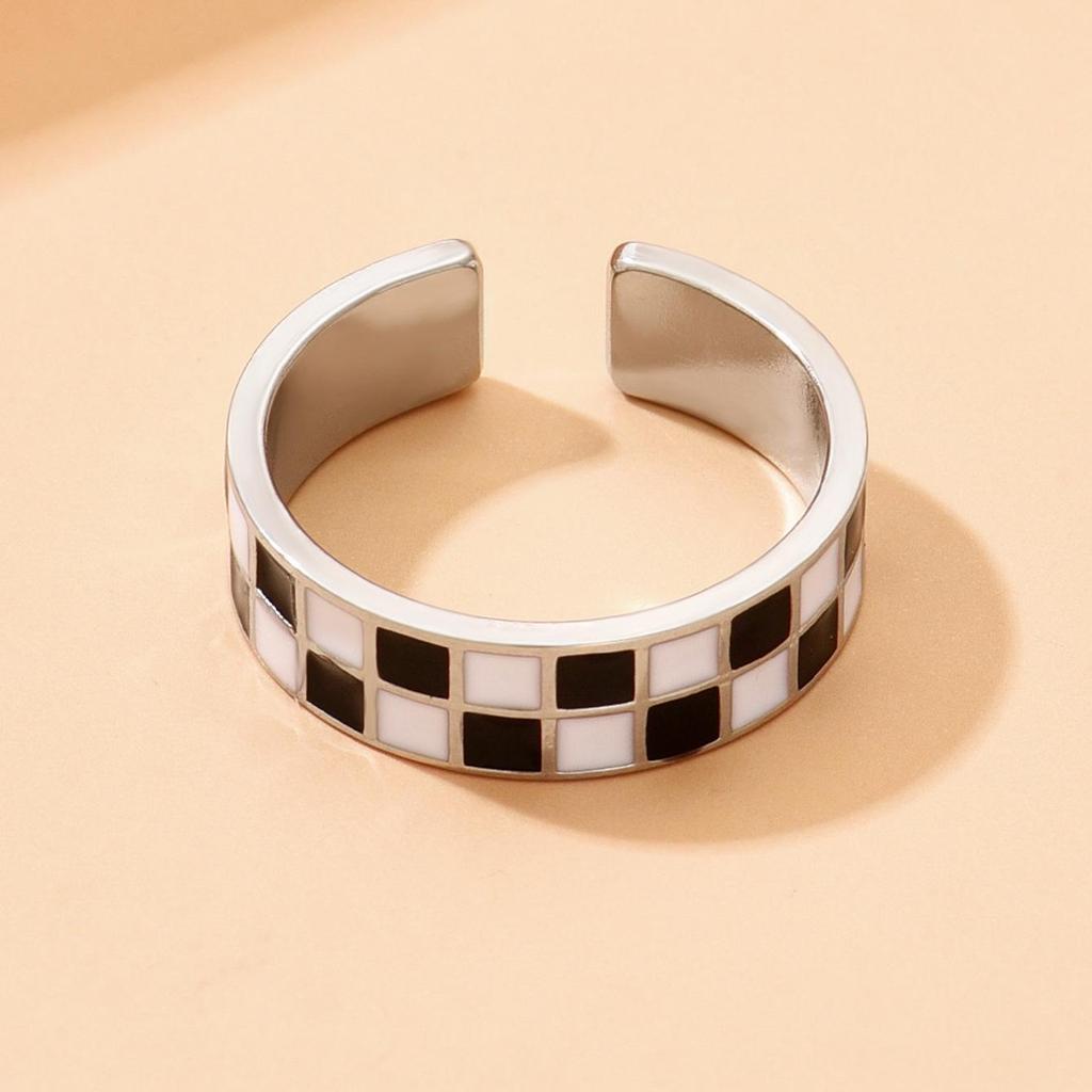 Schachbrettmuster Schwarz-Weiß Emaille Titanstahl Ring - Retro Modeaccessoire für Damen