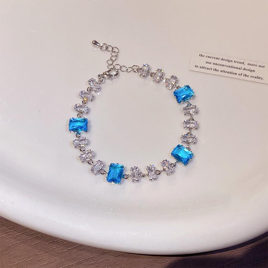 Bracciale Quadrifoglio Zircone Cuore - Gioiello Elegante e Versatile per Donna
