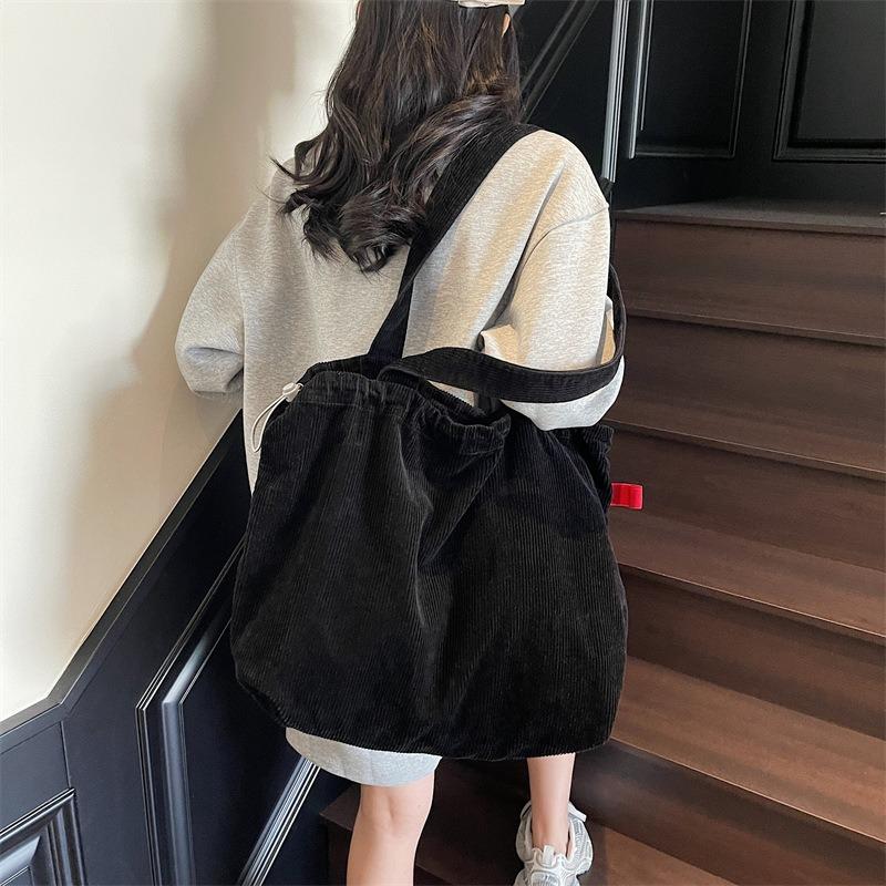 Drawstring Tote Bag Large Capacity Women's Leisure Travel Portable Shopping Bag Commuter Velvet Shoulder Bag Women's Bag
