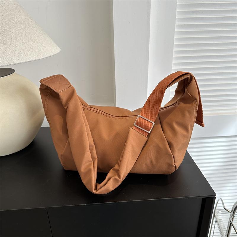 

Solid color large capacity fashion shoulder bag women 2024 winter new small fresh foreign style messenger bag dumpling bag women коричневий