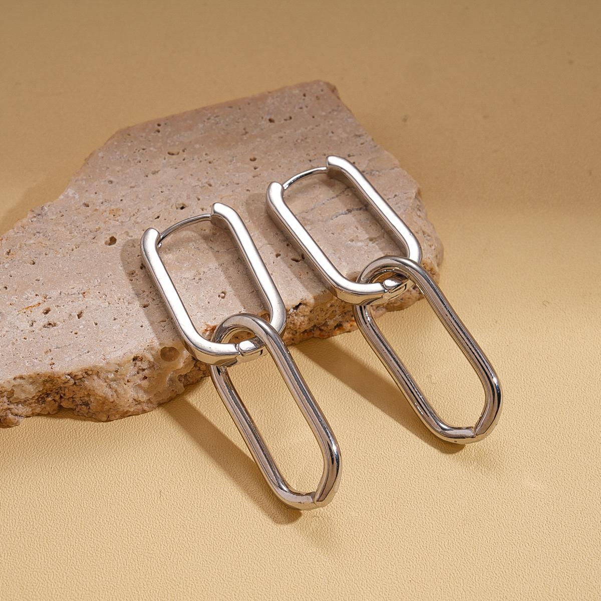 

Personalized hollow oval chain interlocking ear buckle cold wind niche temperament earrings