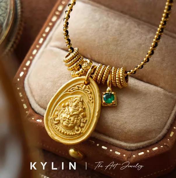 Xiaohongshu Bestseller: Gelber Wohlstandsgott geflochtene Halskette mit Blattgold und schwarzem rundem Anhänger im neuen chinesischen Stil.