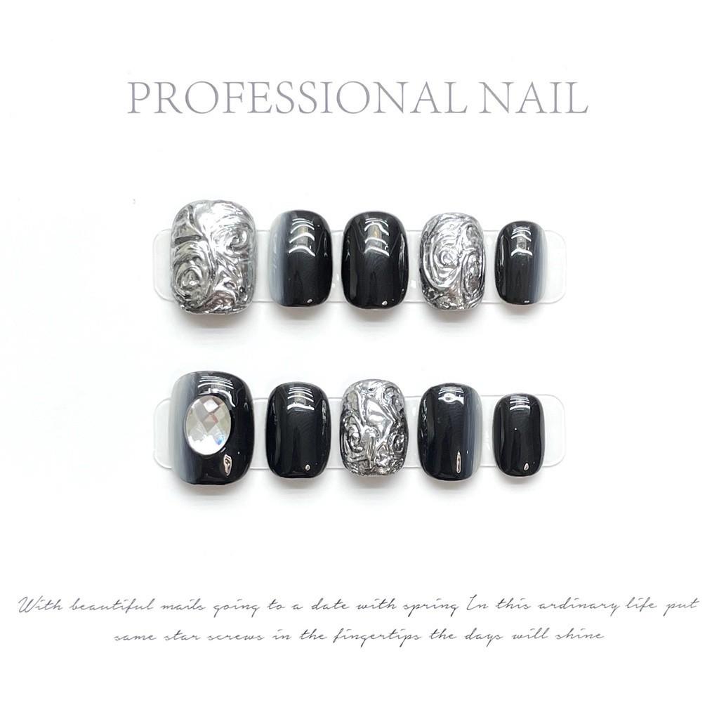 100% RĘCZNIE WYKONANE Krótkie okrągłe sztuczne paznokcie z klejem Ciemny migający francuski magiczny lustrzany proszek Tłoczone ręcznie malowane gradientowe akrylowe paznokcie dociskowe