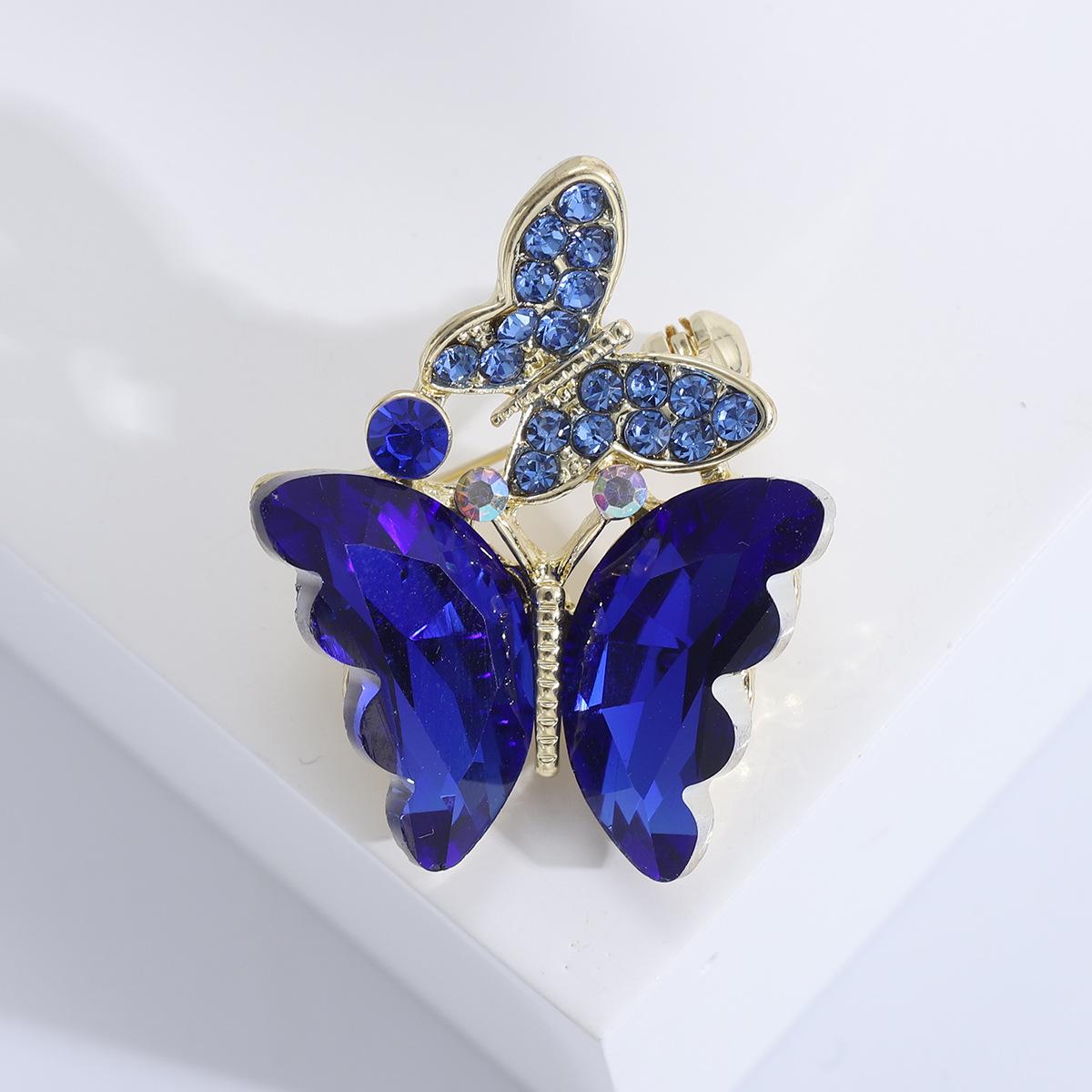 

Модные высококачественные броши в виде двух бабочек из кристаллов, женственные аксессуары для кардигана, пальто и костюма, булавка для воротника, защищающая от света