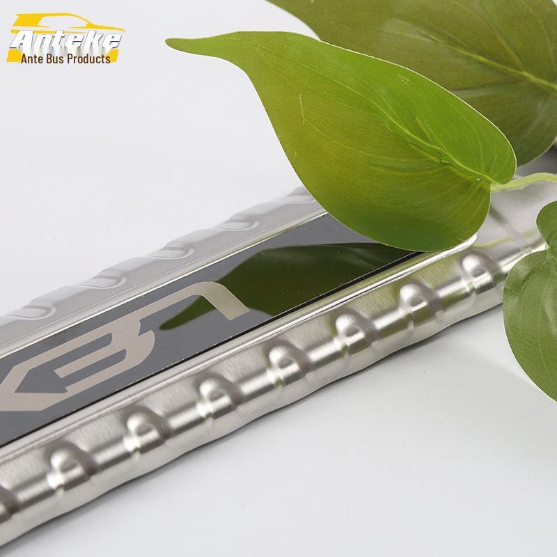 Pasuje na 18 modelů CT200: Nerezová zadní ochranná lišta a flitry pro ochranu kufru