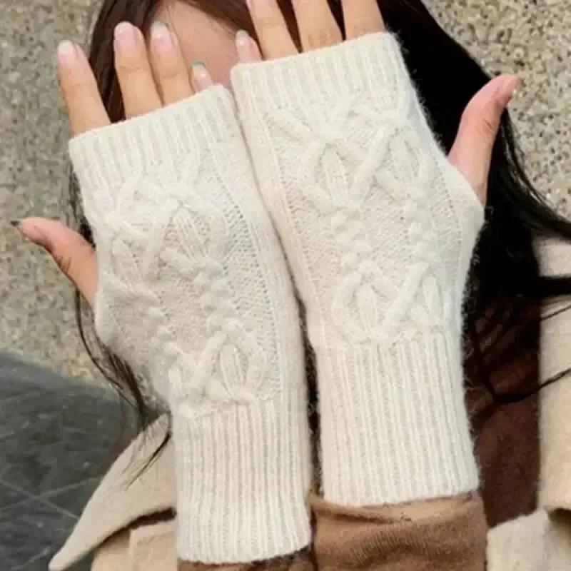 Women's Half Finger Gloves Are Soft and Warm In Winter Wool Like Knitted Arm Gloves and Neutral Black and White Gloves