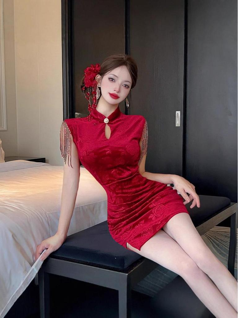 9477 Złoty Aksamitny Czeongsam: Seksowna sukienka bodycon z frędzlami