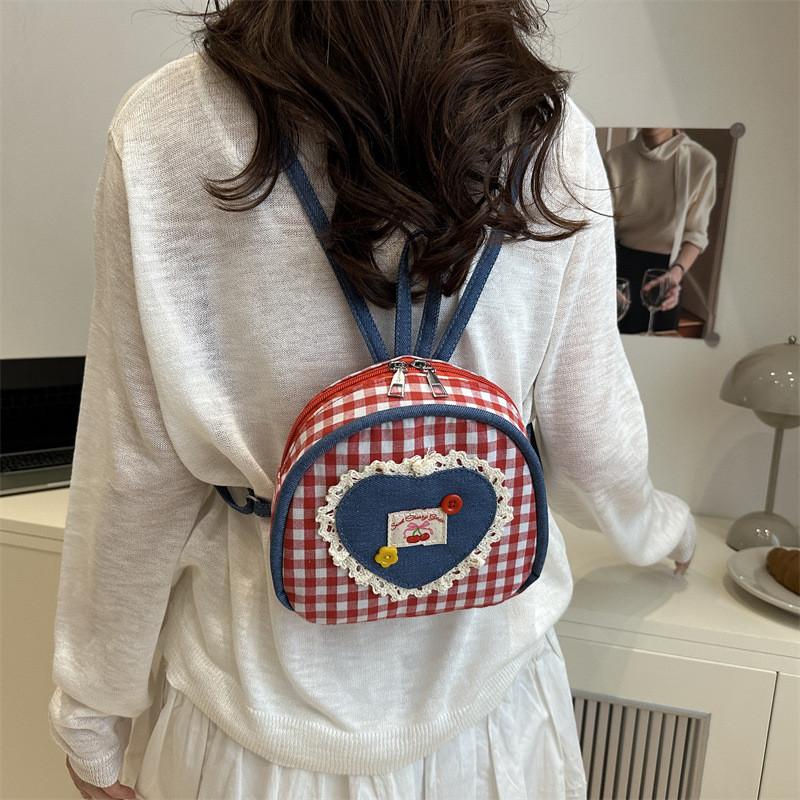 Street Style Quilted Chain Crossbody Bag With Polyester Interior For Casual Outings And Travel