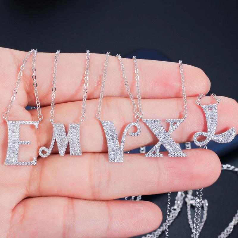 WWJ Collier élégant avec pendentif en zircone cubique brillant avec 26 lettres initiales