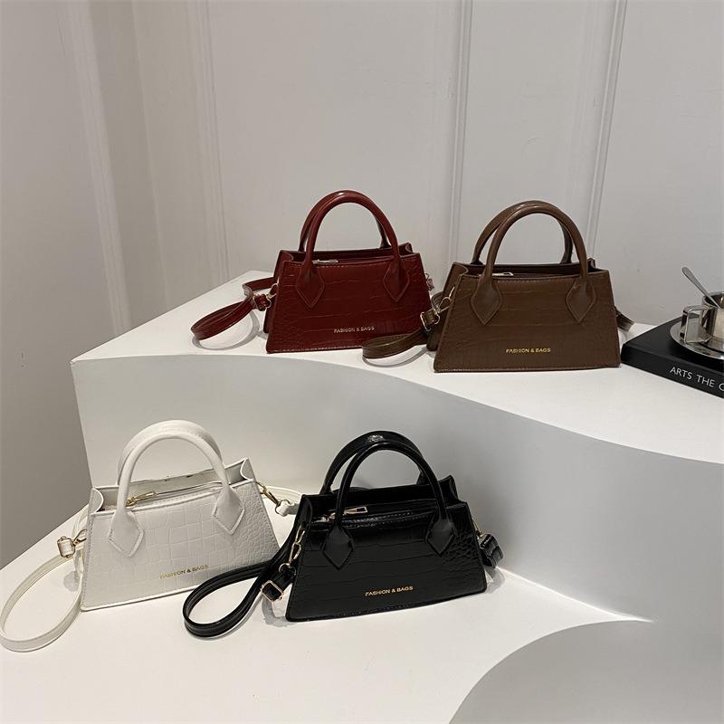 Summer new models are popular today, shoulder messenger bags, small square bags, simple and fashionable texture, commuter handbags for women