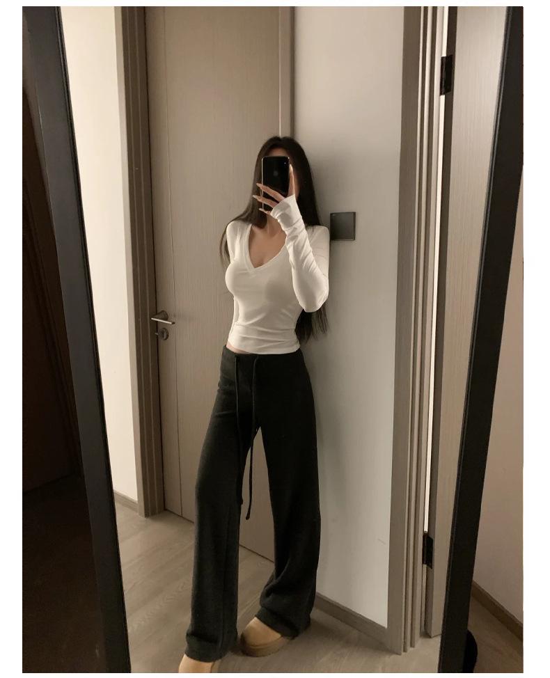 Women's Slim Fit White V-Neck Long Sleeve Base Layer Top with Velvet, Perfect for Autumn and Winter