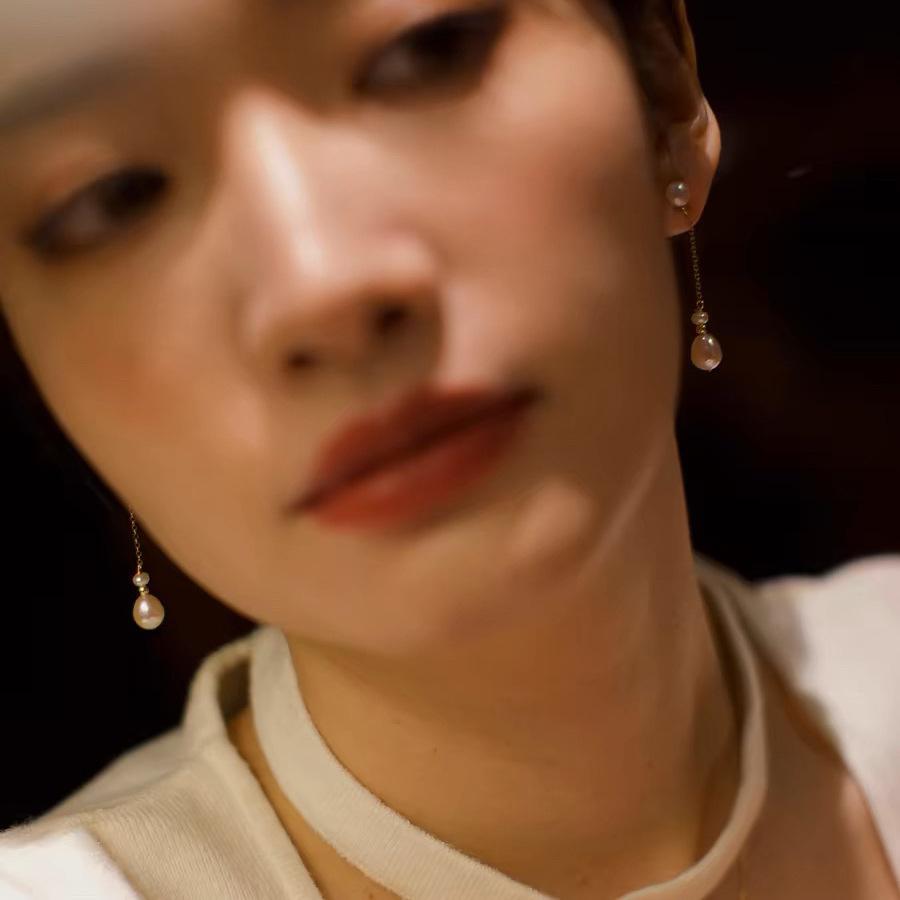 Girl's Love Delicate Small Light Bulb Natural Freshwater Pearl Versatile Earrings Long earrings that make your face look slimmer and enhance your