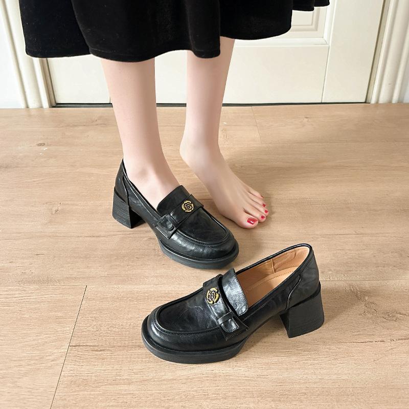 Leather camellia one-pedal loafers women's 2025 new retro small leather shoes commuter thick high heel round head single shoes