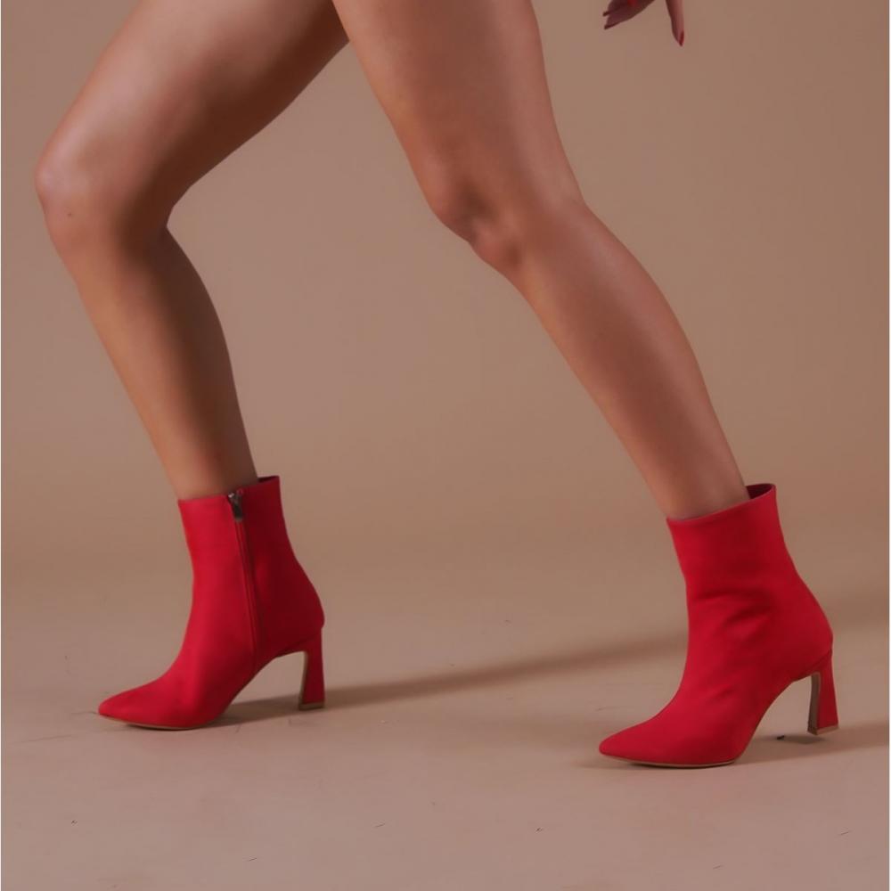 

Женские красные замшевые сапоги на каблуке