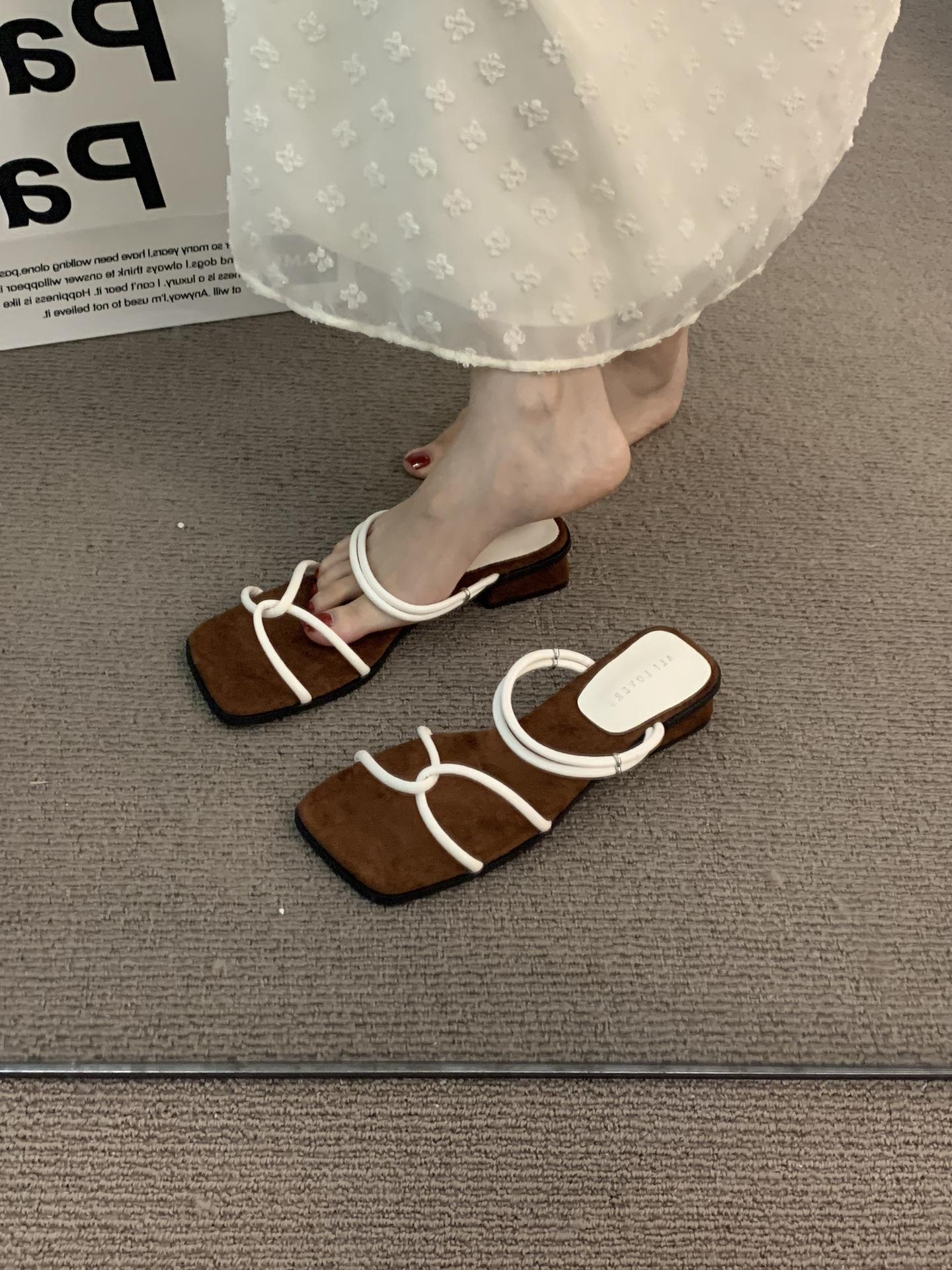 

Шлепанцы на толстом каблуке с перекрестными ремешками, женские летние, новые, темпераментные, красивые, сандалии для двух способов носки, серебристые сандалии 40 белый