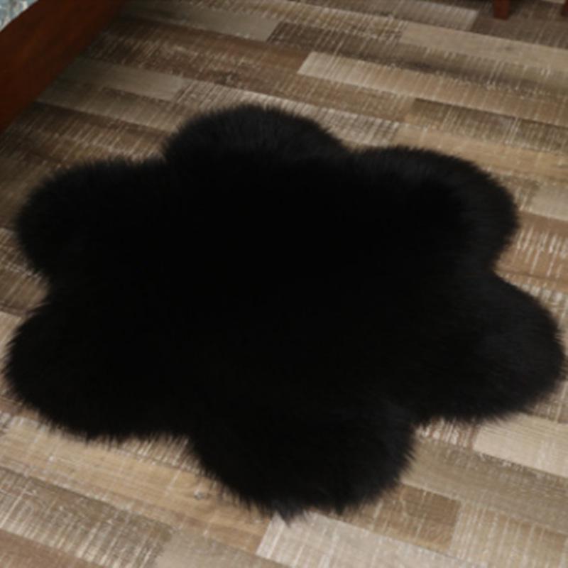 Dlouhosrstý plyšový koberec se švestkovými květy pro obývací pokoj, konferenční stolek nebo pohovku.