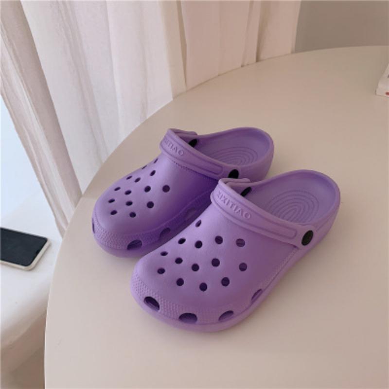 The New Style of Shoes, Crocs, Are Cute and Suitable for Both Indoor and Outdoor Use. They Are Beach Flip-flops and Women's Shoes