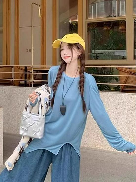 Dámský módní oblek pro podzim 2024: Vrstvená vesta, krajkové spodní tričko, široké džínové kalhoty