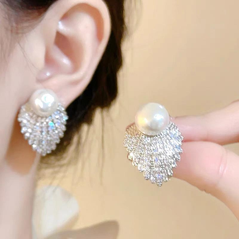 

Exquisite light luxury ear clips, high-end sense without ear piercings, full of zirconium pearl earrings, socialite temperament, mosquito earrings.