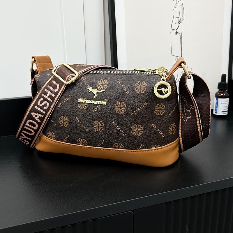 Popular hot-selling women s bags, fashionable and trendy shoulder bags, women s light luxury commuting high-value small square bags