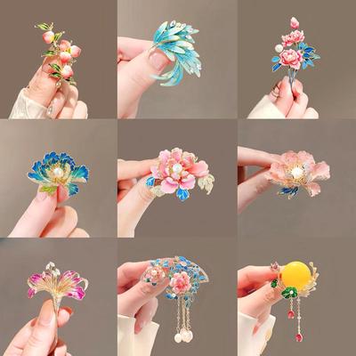Broche éventail vintage en perles et pivoines: Élégante broche fleur rétro pour costumes féminins