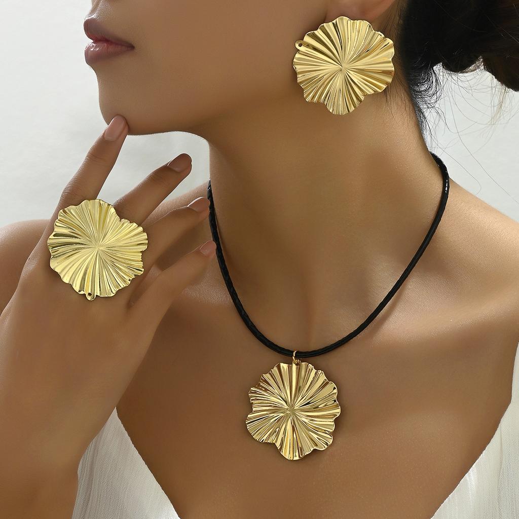 Set colier cu cercei vintage pentru femei, inel cu model plisat, lanț lung versatil pentru claviculă.