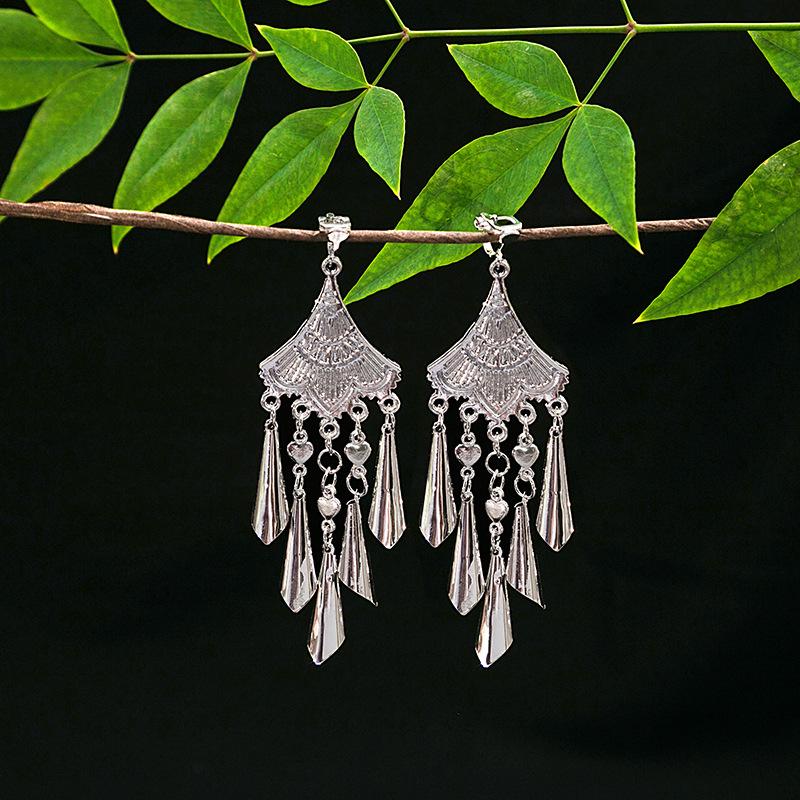 Ethnic Miao Silver Tassel Ear Clip - No-Piercing Retro Metal Earring for Women