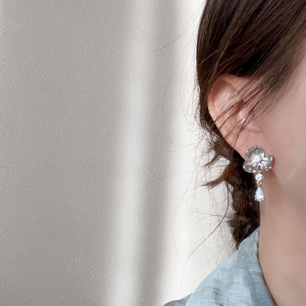 Flower Water Drop Stud Earrings Light Luxury Fashion Temperament High-end Earrings Versatile Niche Design Earrings
