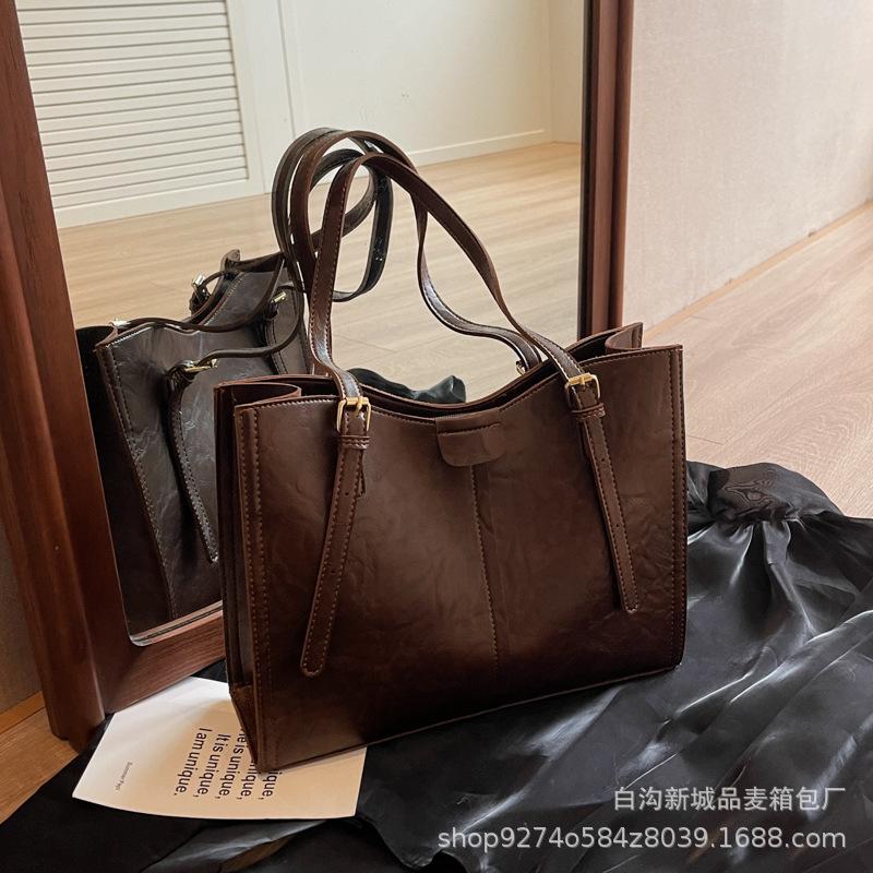 Fashion texture handbag 2025 autumn and winter new trend simple shoulder bag large capacity commuter casual tote bag