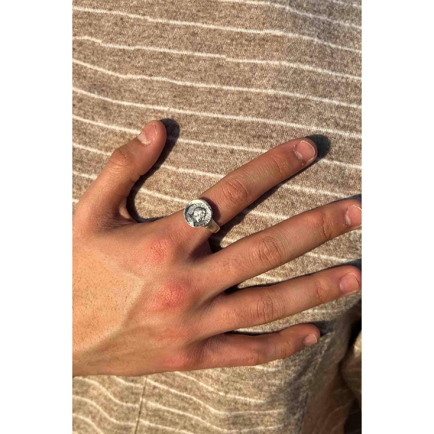 

Регульована посріблена каблучка з медальйоном унісекс