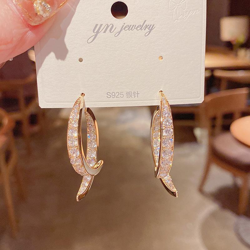 New design sense, front and rear two wear cross-fringed earrings, women's 111 silver needle fashion super flash fishtail stud earrings