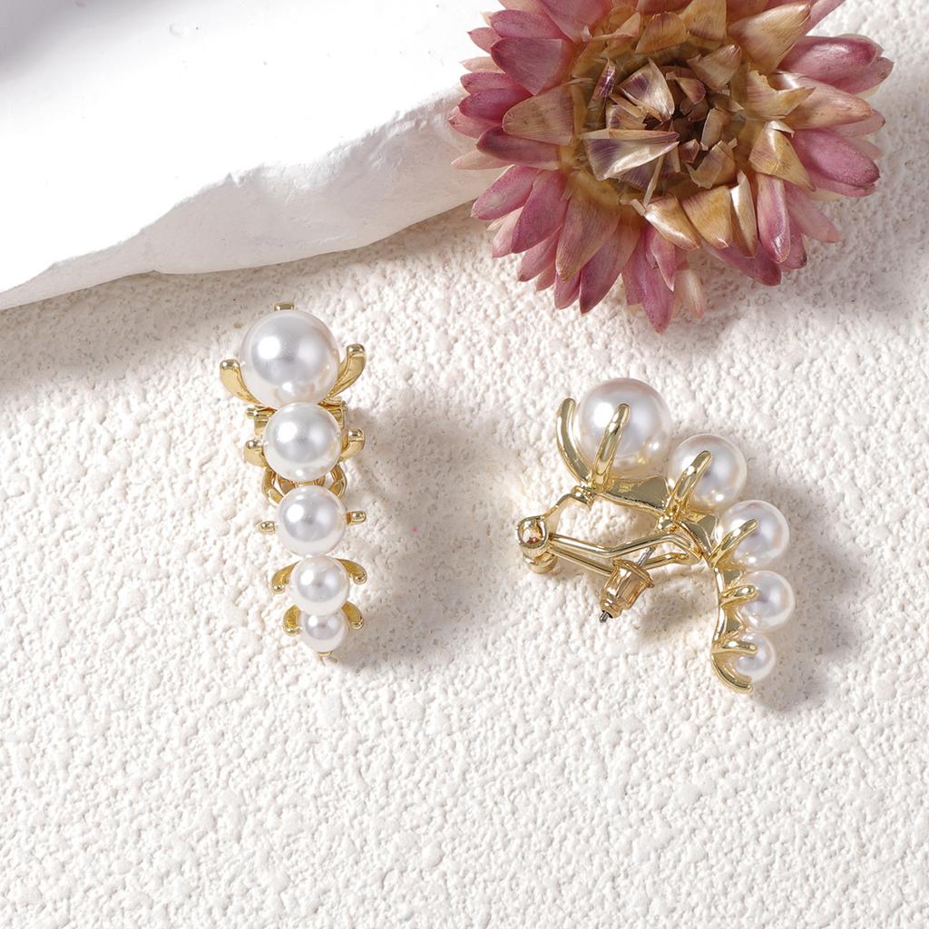 French niche high-end design sense A row of ear buckle imitation pearl earrings Simple and versatile daily commuter women