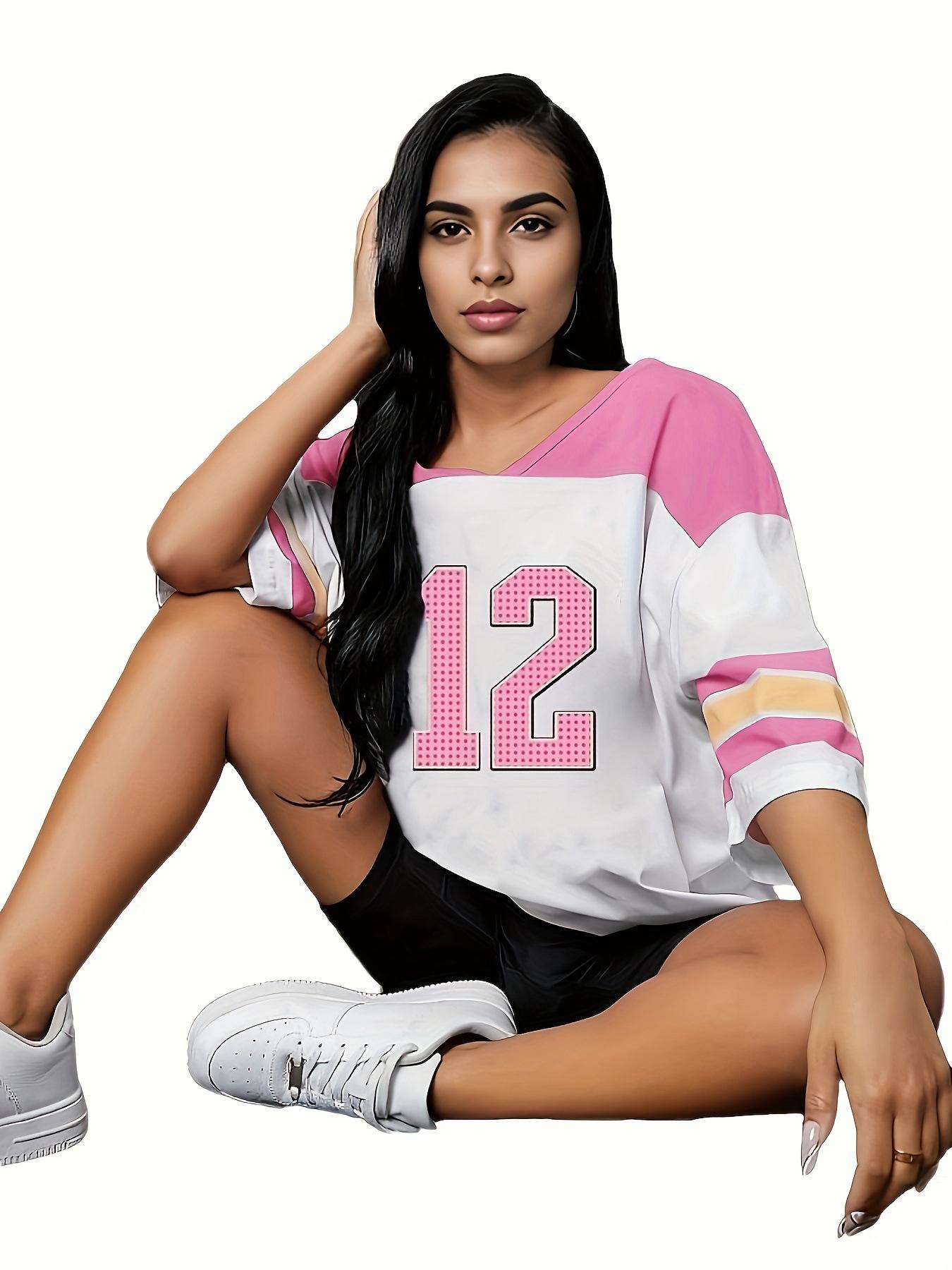 

Женская футболка свободного кроя с цветными блоками и принтом флага и букв Medium яркий розовый