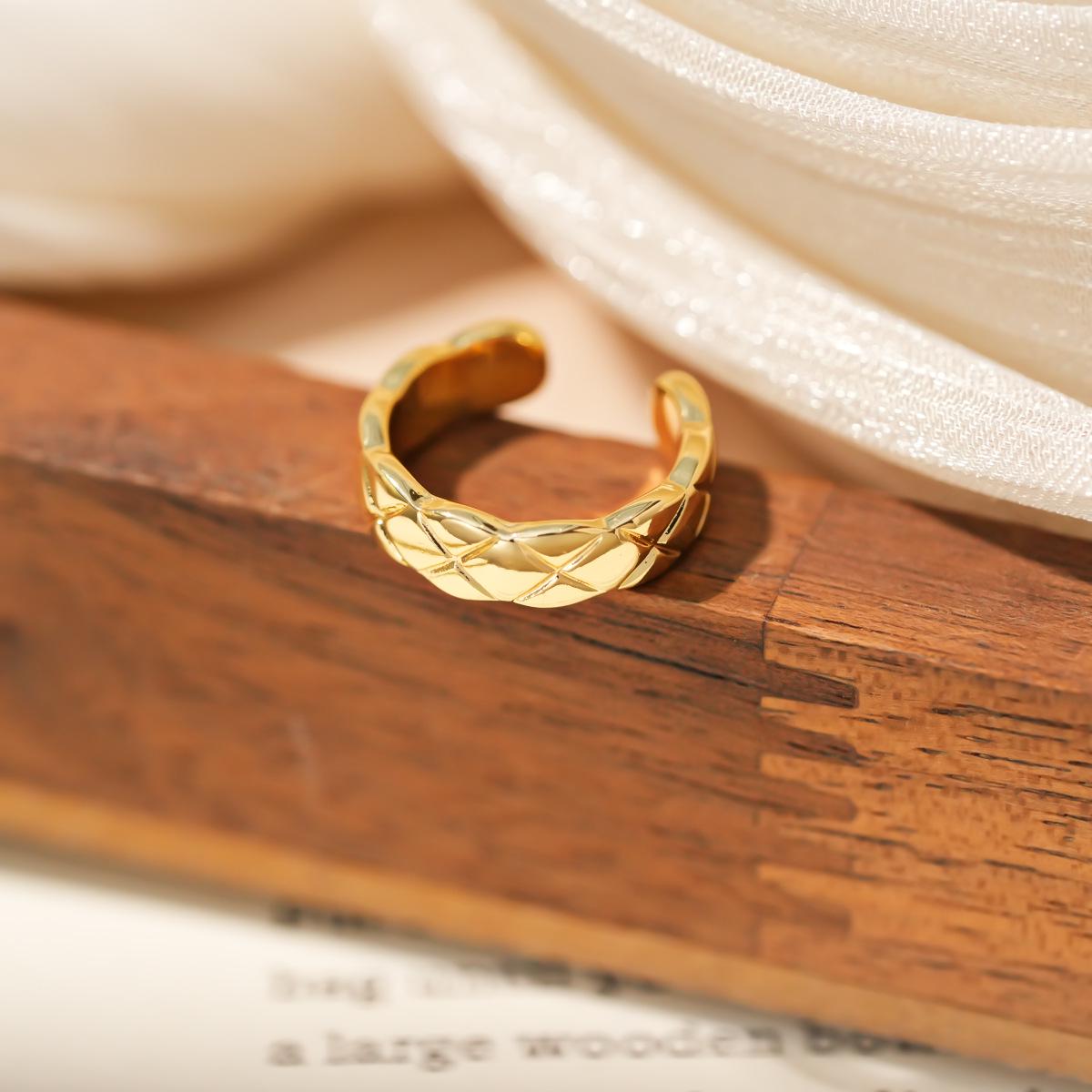 Round Pattern Ear Cuff: Casual, Fashionable, & Versatile Women s Jewelry
