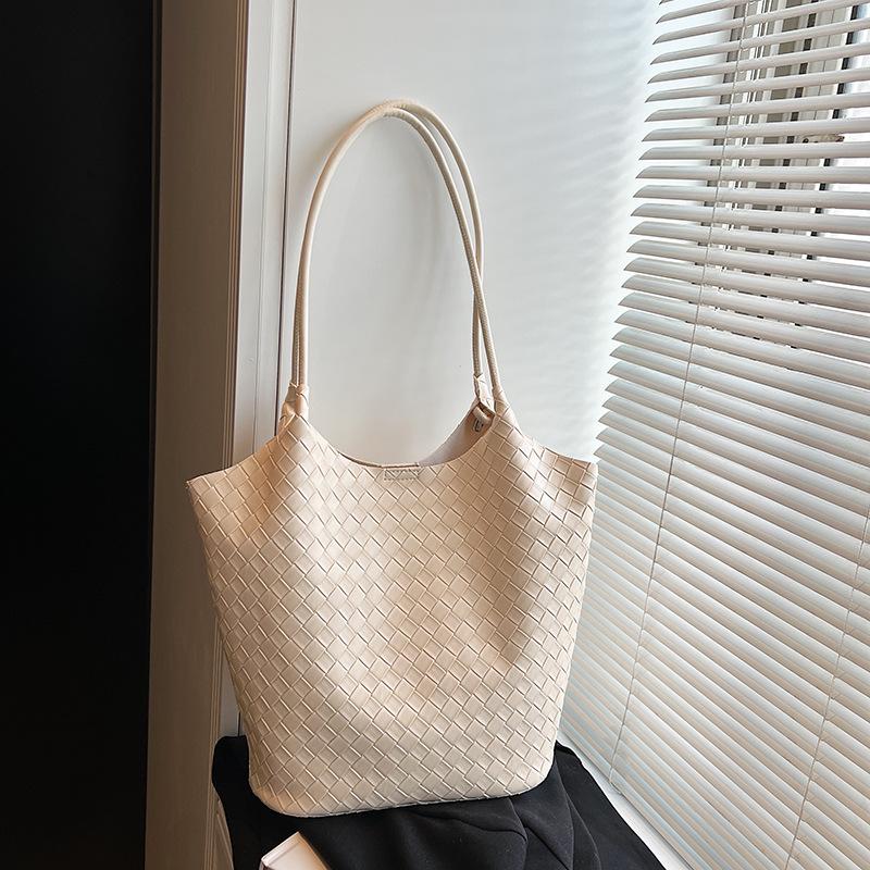 

Spring new woven pattern casual simple large capacity retro underarm portable shoulder bucket bag women белый