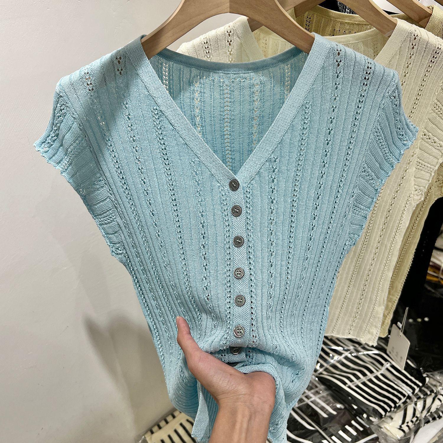 

A Stylish V-neck, Hollowed-out Short-sleeved T-shirt for Women, A New Summer Thin Knitted Top That Is Slimming and Flattering One Size абрикосовий