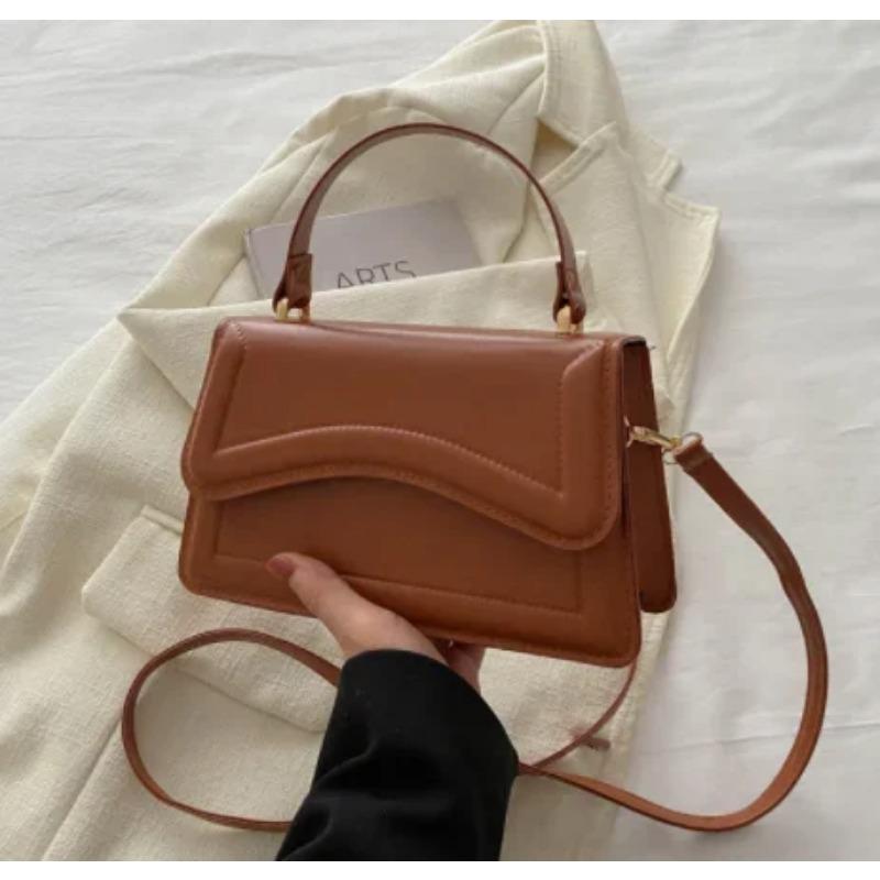 

Нові жіночі модні сумки на плечі в слінгу. Трендові сумки з текстурою PU шкіри. Однотонні сумки для відпочинку. Стильні сумки через плече для дівчат. коричневий