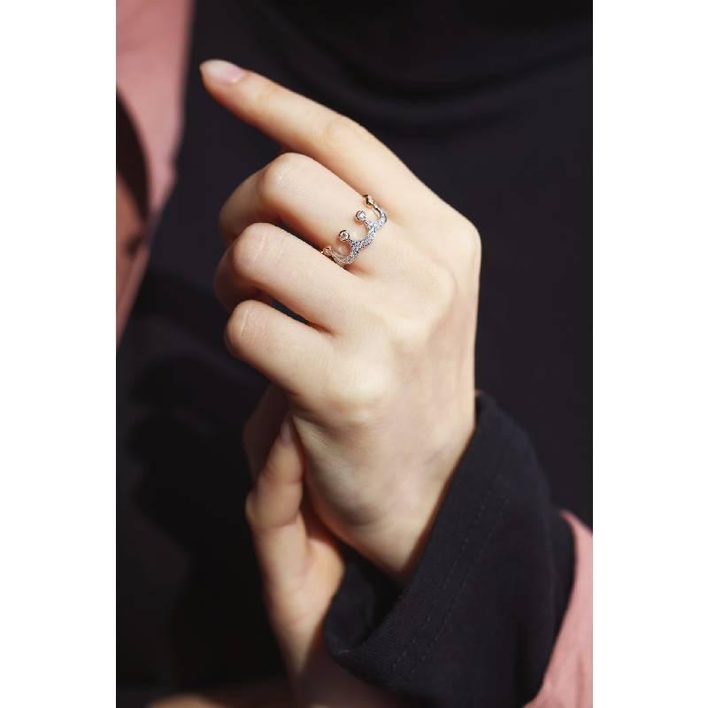 Bague pour femme au design élégant de couronne avec laiton durable et acier inoxydable de couleur argentée idéale pour les occasions spéciales et les cadeaux