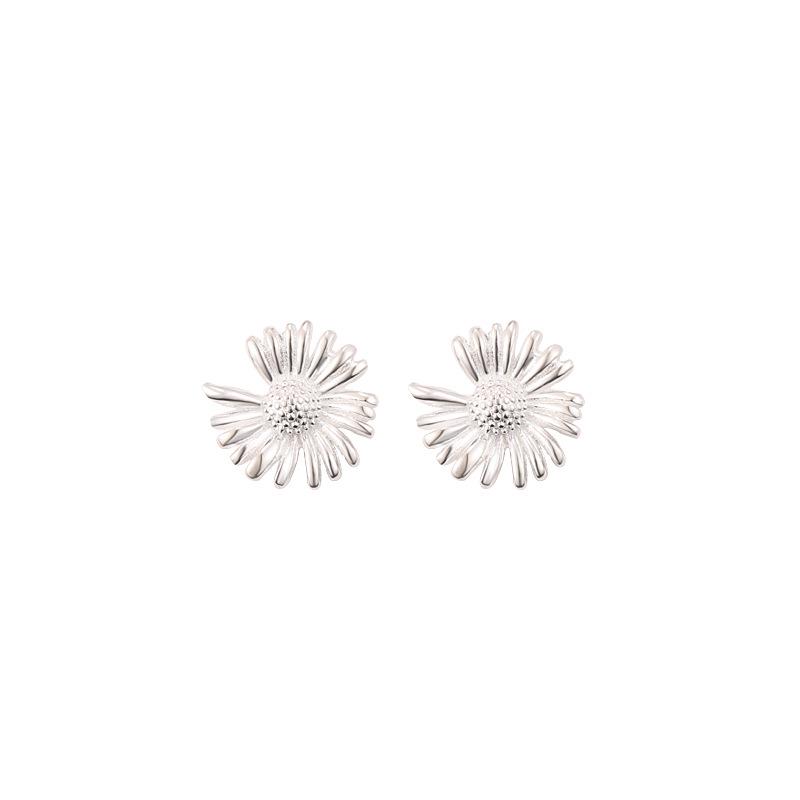 2025 New Style S925 Sterling Silver Daisy Stud Earrings for Women – Simple, Versatile, and Elegant Ear Piercing.