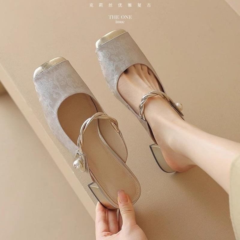Mode 2024 Sommar Ny Mode Fyrkantig Tå Baotou Tofflor Enfärgade Lätt Öppning Bekväma och Minimalistiska Högklackade Enkelskor