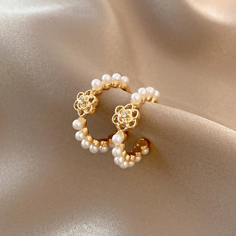 

Elegant S925 Silver Pearl Flower Stud Earrings - Fashionable and Versatile for Women
