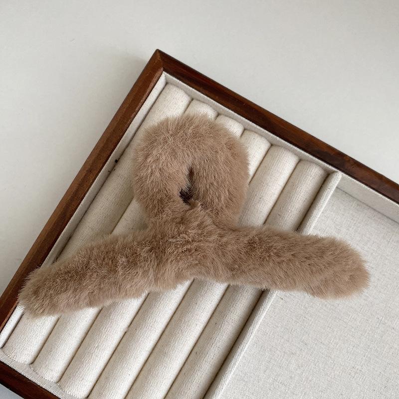 Plush Hair Claw Elegant Acrylic Hairpins Faux Fur Hair Clip Barrette Crab Headwear for Women Girls Winter Hair Accessories