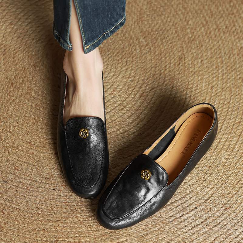 Krazing Pot Sheepskin Fashion Summer Spring Autumn Summer Slip on Women Round Toe Med Heels Metal Flowers Pleated Style Loafers