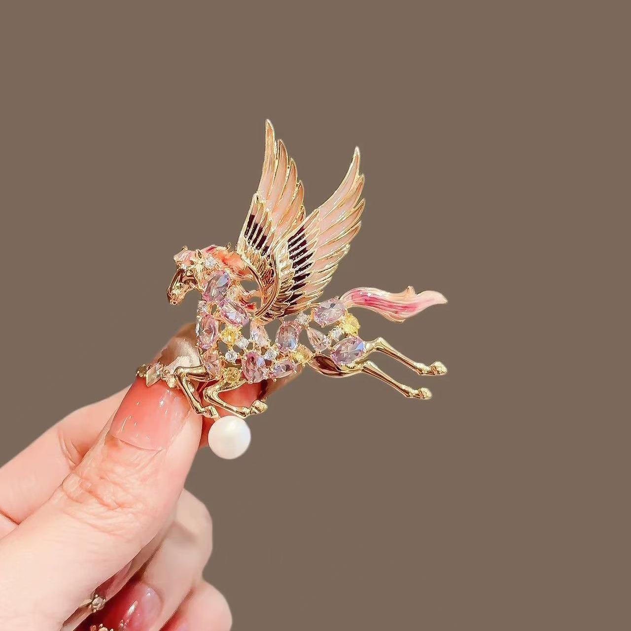 

[heavenly Horse Unconstrained] Luxurious Colorful Sparkling Flying Pony, Versatile and High-end, Unique Brooch 2*4CM